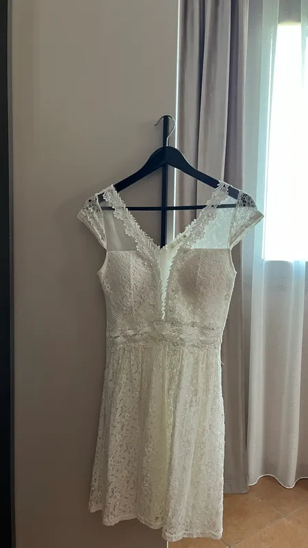 Fustan elegant i bardhë me dantellë