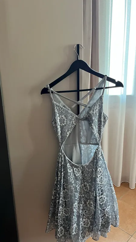 Fustan elegant me dantellë