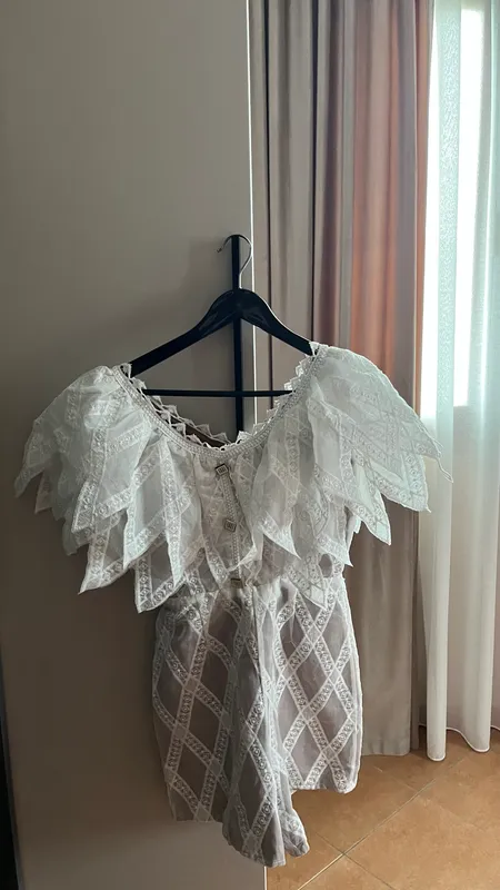 đ€ Jumpsuit i bardhĂ« elegant me dantellĂ«