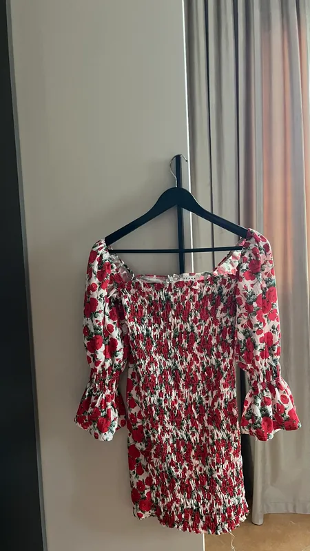 Fustan me lule tĂ« kuqe đč