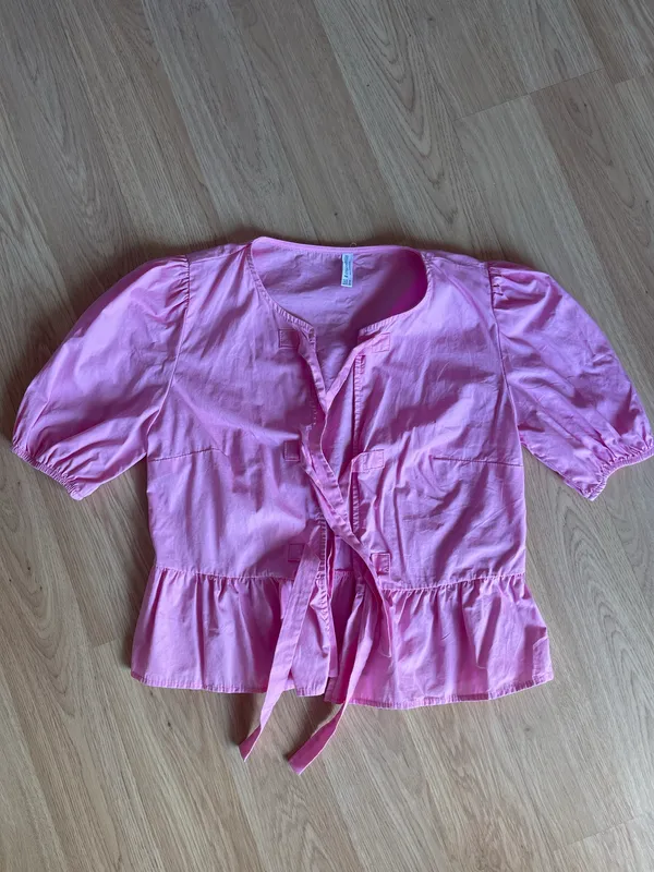 Bluzë rozë peplum