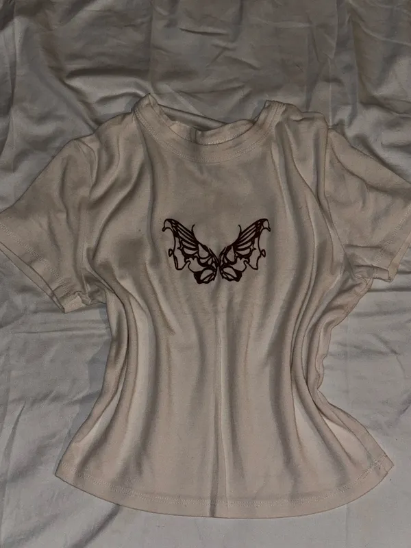Bluzë Baby Tee me Flutur (Slight Crop)