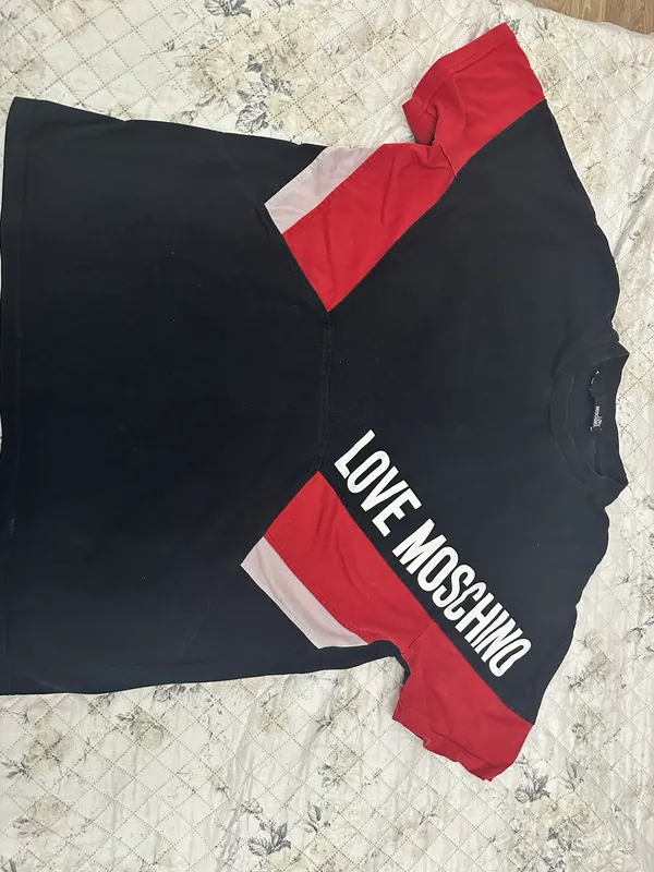 Love Moschino bluzë e zezë me logo 